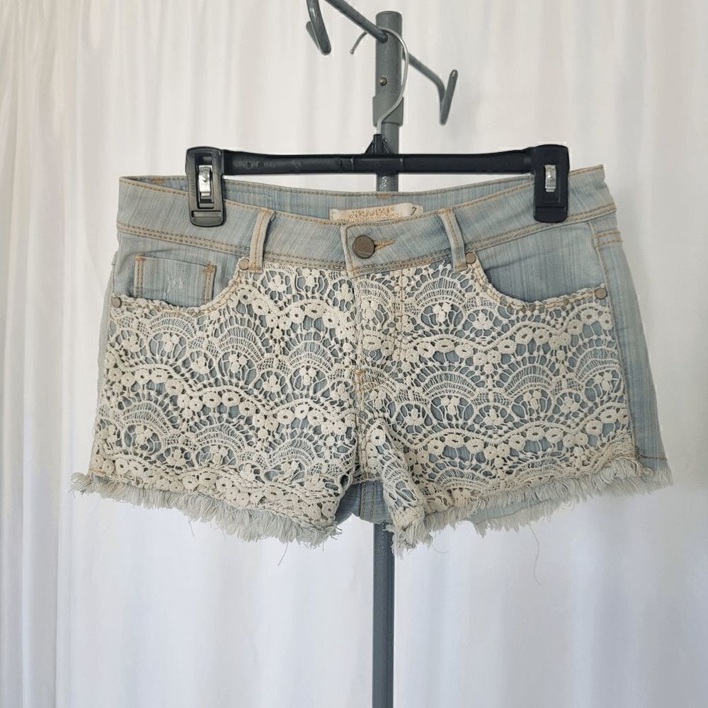 Jou Jou light wash denim distressed crochet shorts womens size 7